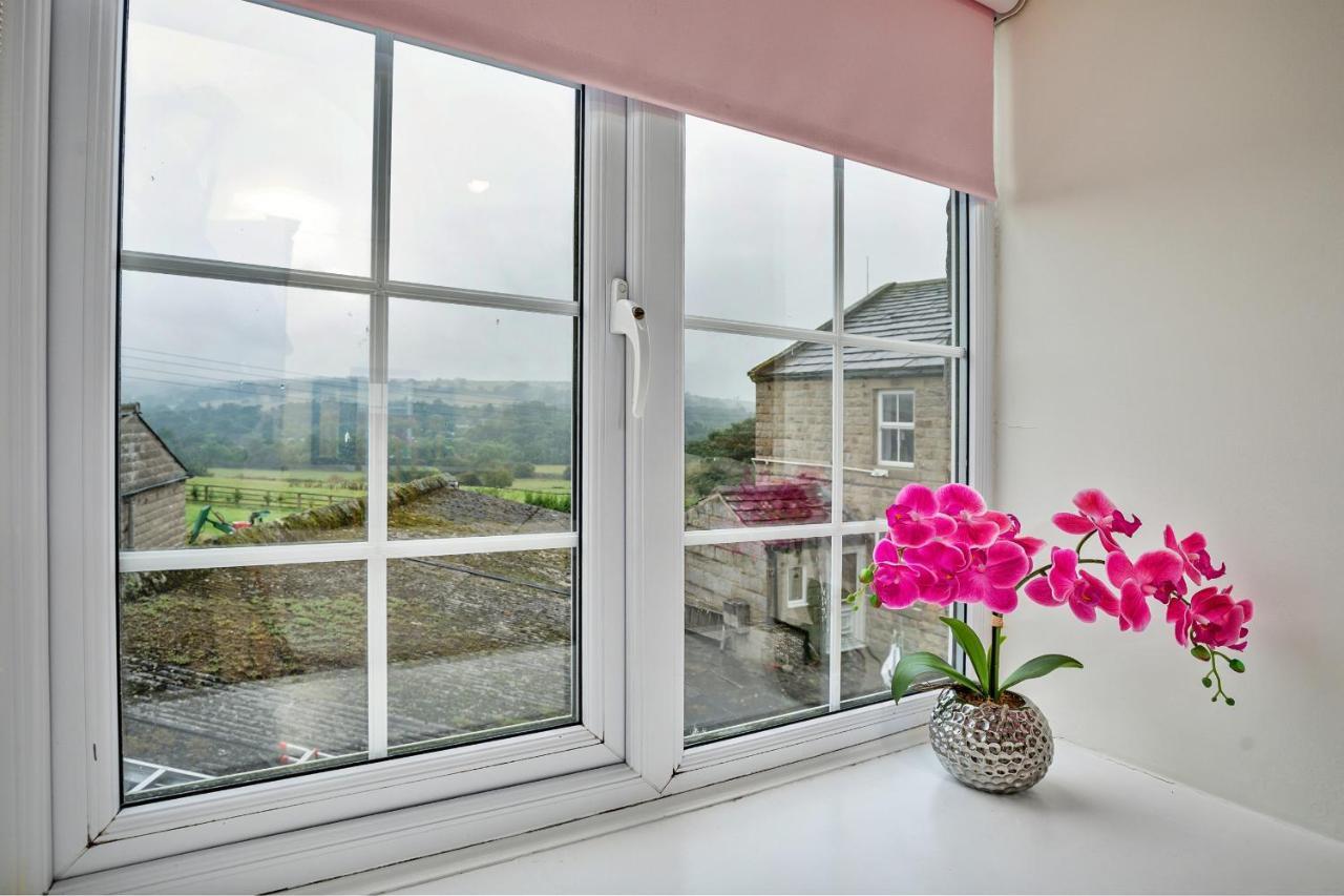 Finest Retreats - Cloggers Cottage Darley Екстериор снимка